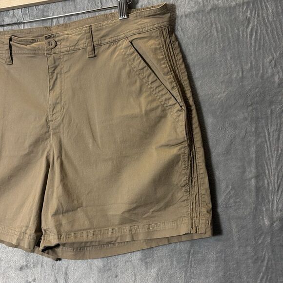 Eddie Bauer Khaki Chino Bermuda Shorts Size 16 - Picture 3 of 7